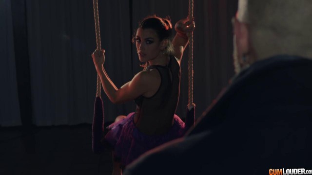 Гимнастка оперлась о подвесную перекладину и подставила рот и пилотку для секса