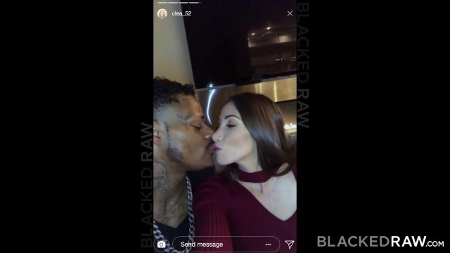 Девушка с темными волосами познает трах в два ствола с неграми