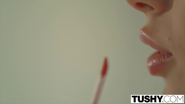 Две телки устроили секс втроем с парнем и насладились анальным сексом