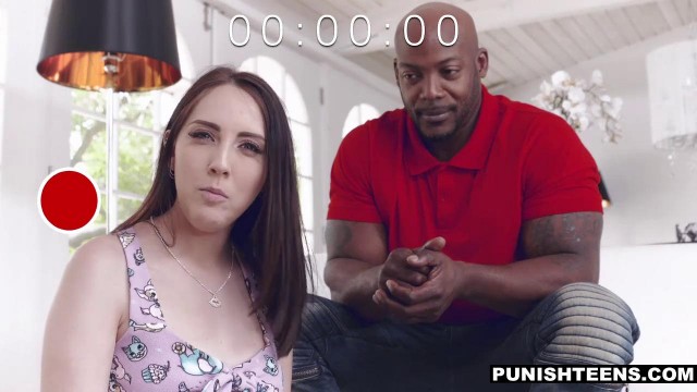 Бледна миниатюрная девушка как наездница скачет на члене нигера