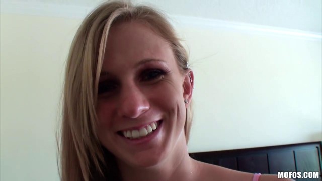 Милашка отсосала пенис незнакомцу и дала себя трахнуть