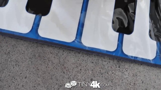 Брюнетка раздвинула ножки и впустила в щель длинный елдак