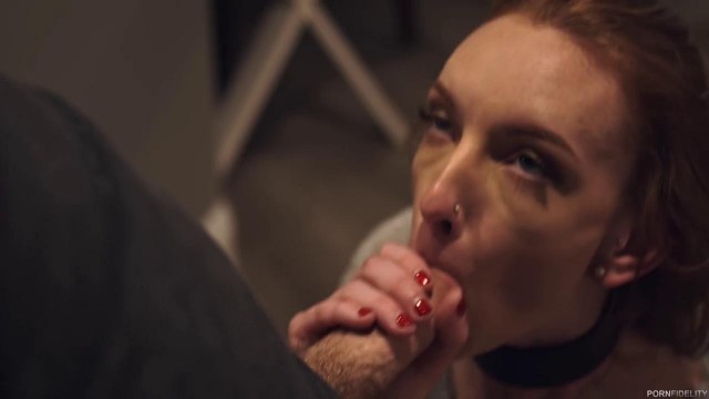 Рыжая в черном ошейнике давится огромной елдой мужика во время королевского минета