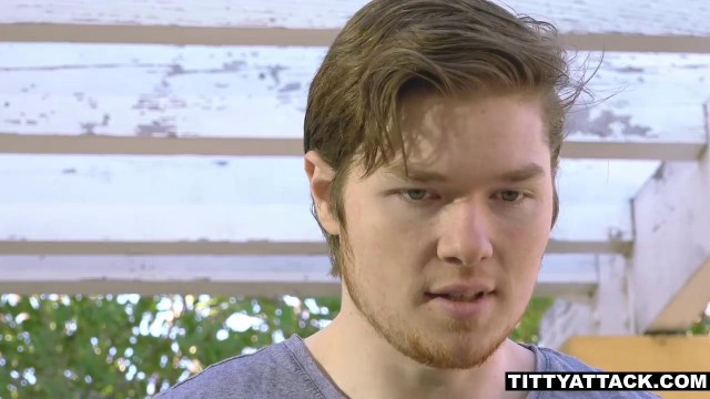 Парень на белоснежной софе выебал красиво латинку с висячими сиськами и обкончал ей ротик спермой