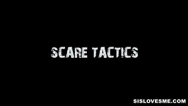 Сводная сестра отмечает Хэллоуин в постели с братом