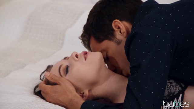 Нежный вагинальный секс без презерватива довел пару до оргазма