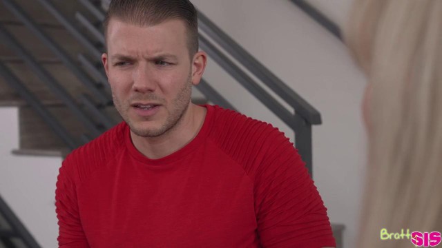 Стройная пристает с утра к парню сестры и глубоко сосет выбритый хер