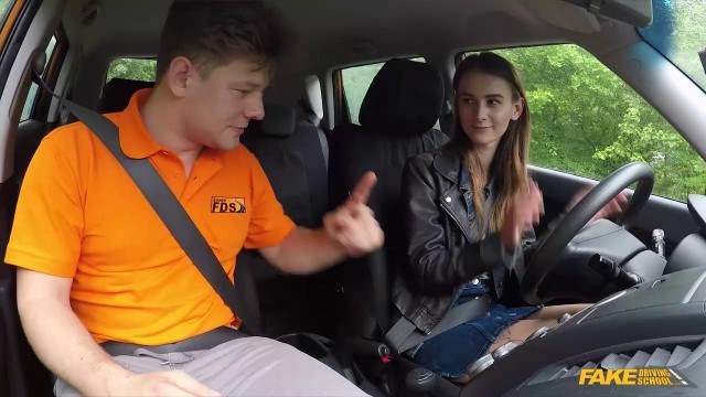 Инструктор по вождению научил телочку сосать член и трахаться в машине