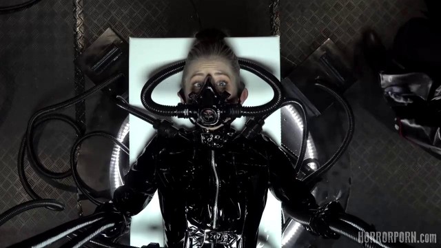 Уродливый инопланетянин трахнул в анал красивую девушку с Земли