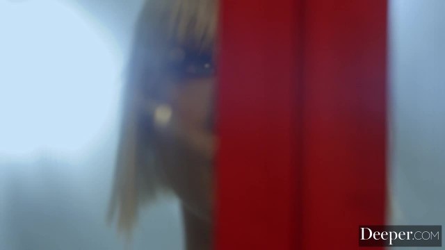 Красивая блондинка принимает участие в страстном ЖМЖ сексе