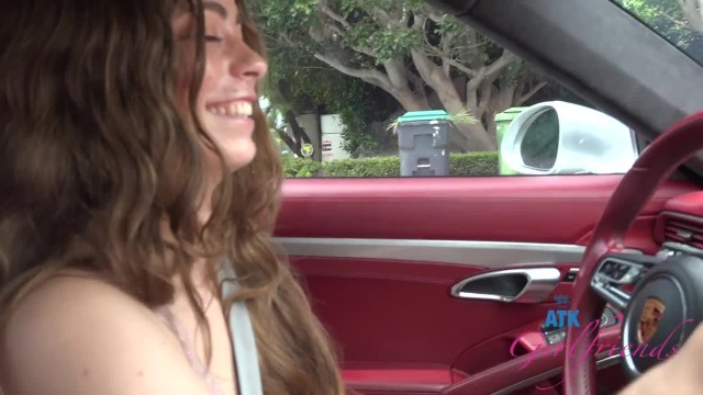 Повез сучку на Малибу и ласкал в машине ее сиськи