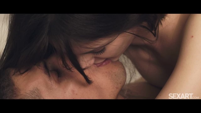 Красавица эротично прыгает на члене возлюбленного