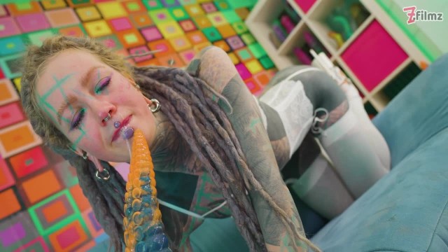 Настоящий мастурбационный хардкор для татуированной жопы