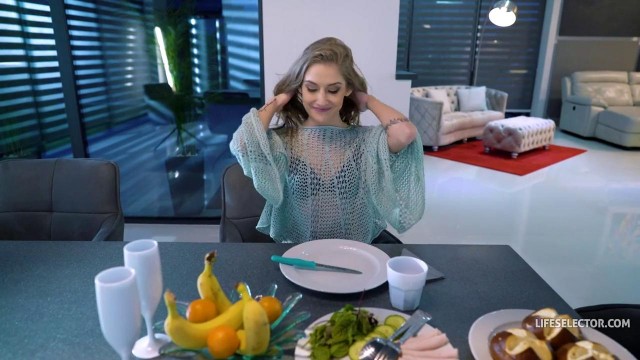 Светловолосая телка с маленькими дойками жестко скачет на длинном члене